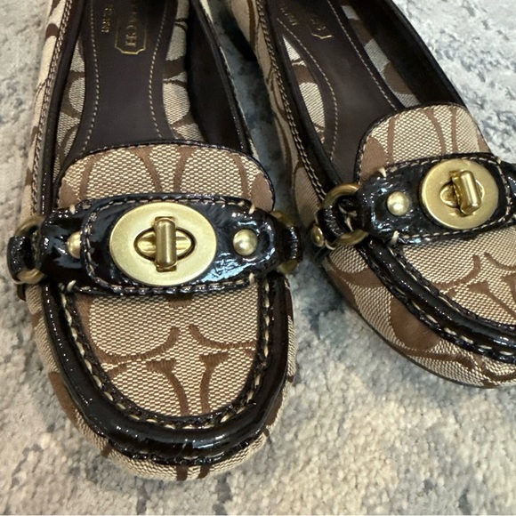 Women COACH KATRIN Signature “C” Logo Slip On Loafers A2439 Turn lock size 7.5 - Picture 4 of 10
